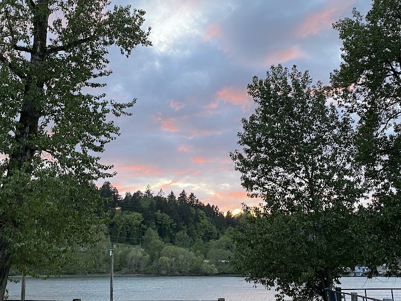 Sellwood Riverfront Park playground photo 2